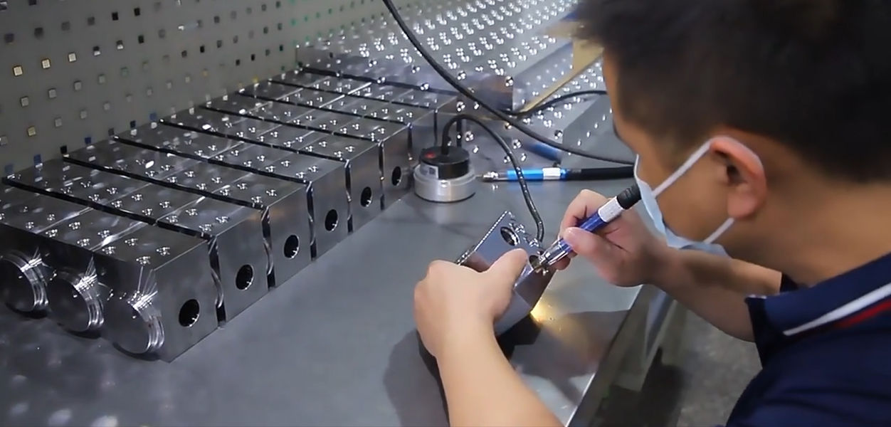 Dongguan Zhongwei Metal Products Co., Ltd خط إنتاج المصنع