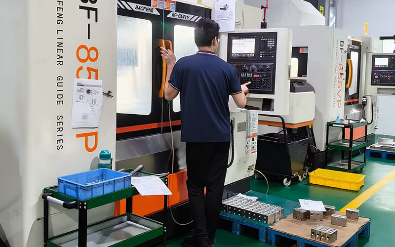 Dongguan Zhongwei Metal Products Co., Ltd خط إنتاج المصنع