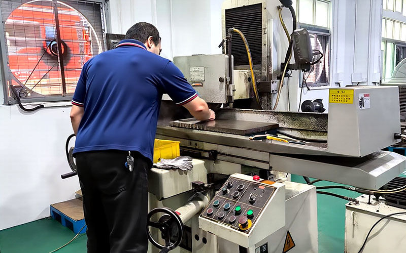 Dongguan Zhongwei Metal Products Co., Ltd خط إنتاج المصنع