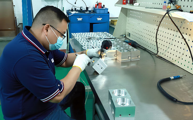 Dongguan Zhongwei Metal Products Co., Ltd خط إنتاج المصنع