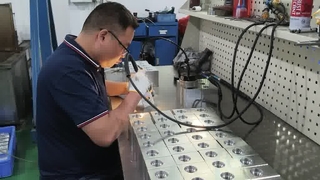 إزالة حواف كتل الصمامات الهيدروليكية يدويًا لضمان مرور الزيت بشكل سلس