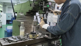 عملية إزالة الأزيز الهيدروليكية المتعددة التشطيب الدقيق للكتل المُشكَّلة باستخدام الحاسب الآلي